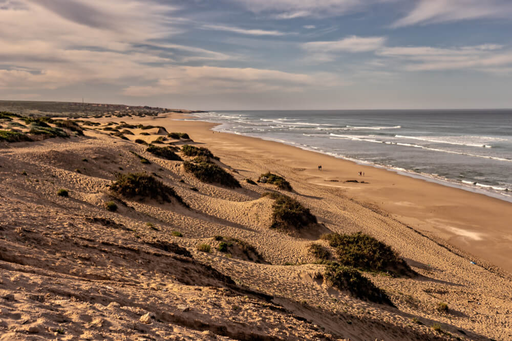 Naturbelassener Strand mit Dünen im Nationalpark Souss-Massa bei Agadir, Marokko.