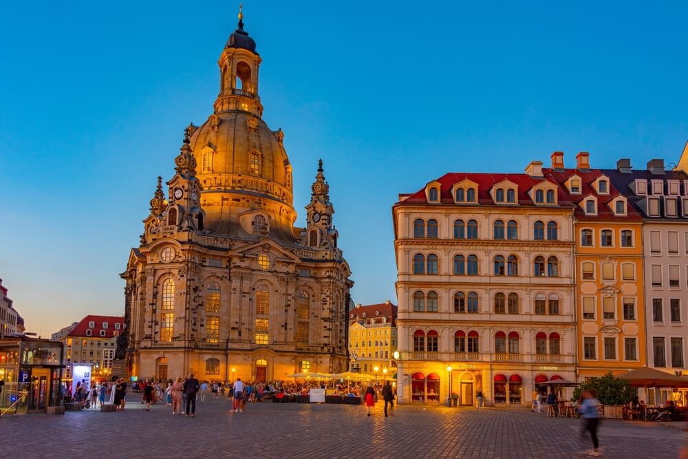 Sehenswürdigkeiten in Dresden: beleuchtete Frauenkirche in der Dämmerung.