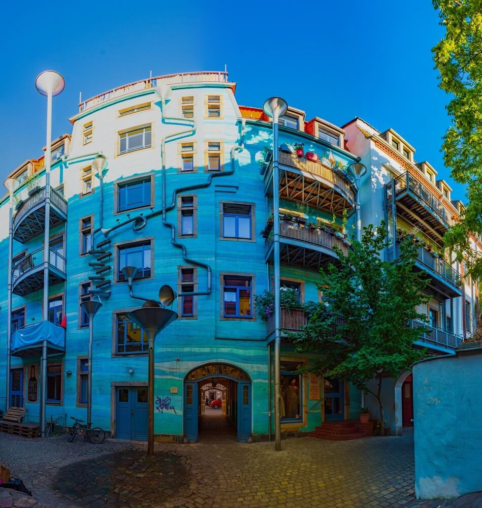 Moderne Kunst an einer Fassade in der Kunsthofpassage in Dresden.