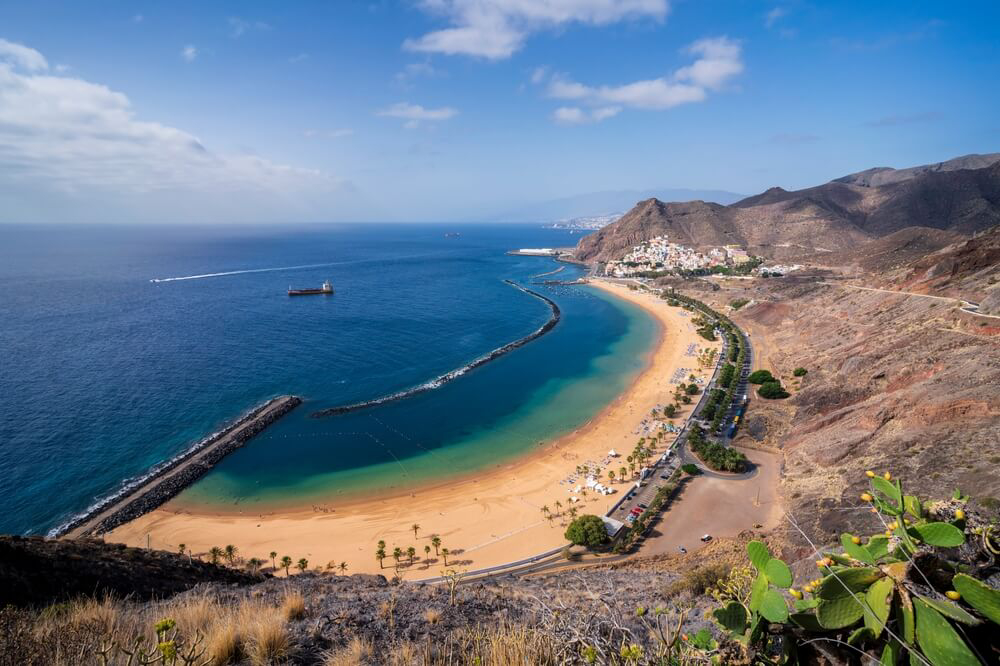 Der Playa de las Teresitas in Teneriffa aus der Luft gesehen