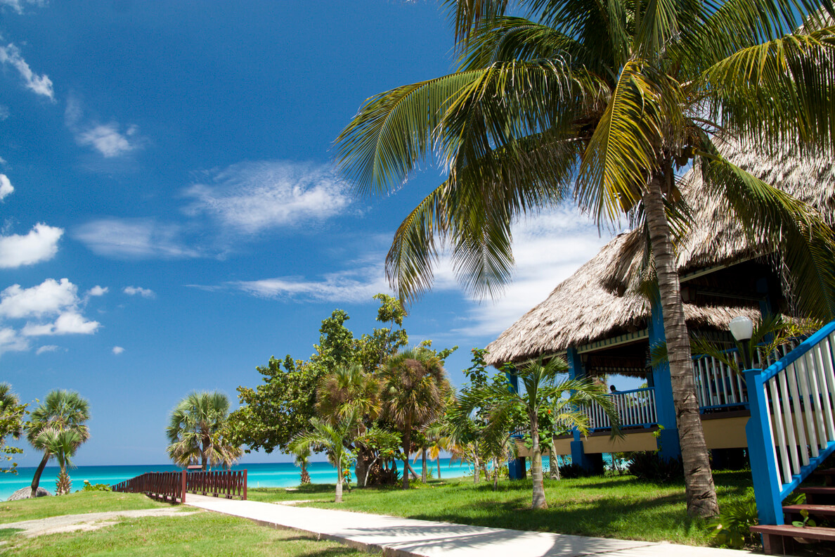Hotelgarten mit Bungalow am Strand von Varadero.