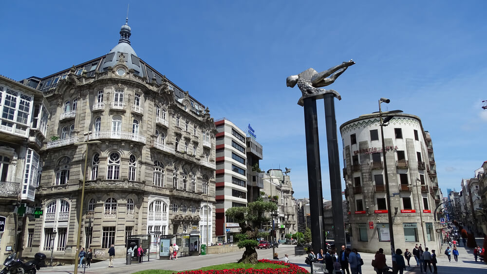 Die Porta do Sol mit der Statue des "Meermannes", eine der bekanntesten Sehenswürdigkeiten in Vigo
