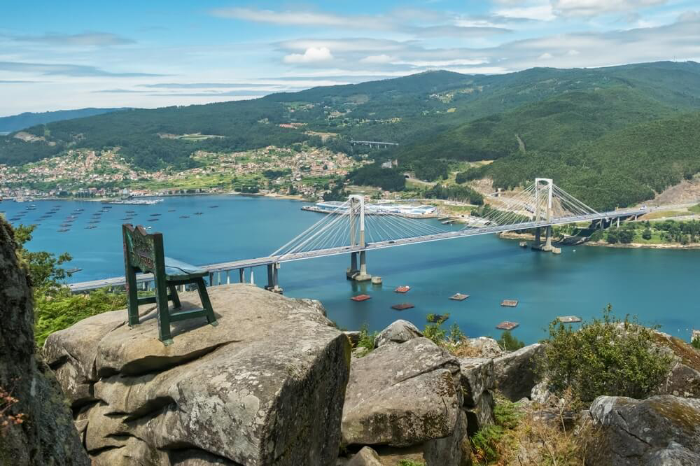 Blick von einem erhöhten Aussichtpunkt auf die Stadt Vigo und eine Brücke über den Meeresarm
