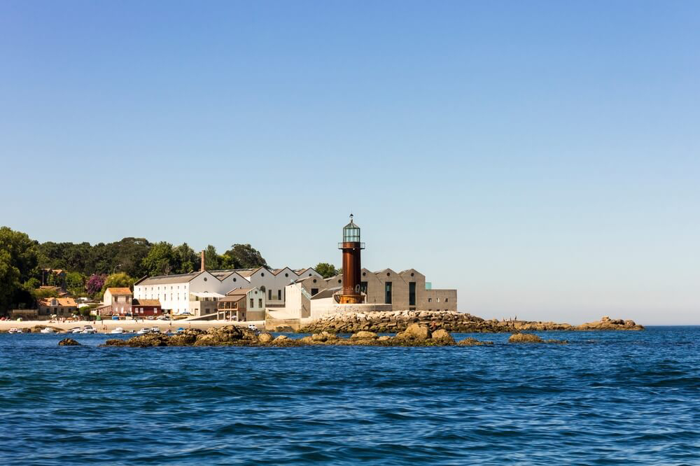 Das Museum des Meeres mit seinem Leuchtturm ist eine der Sehenswürdigkeiten in Vigo