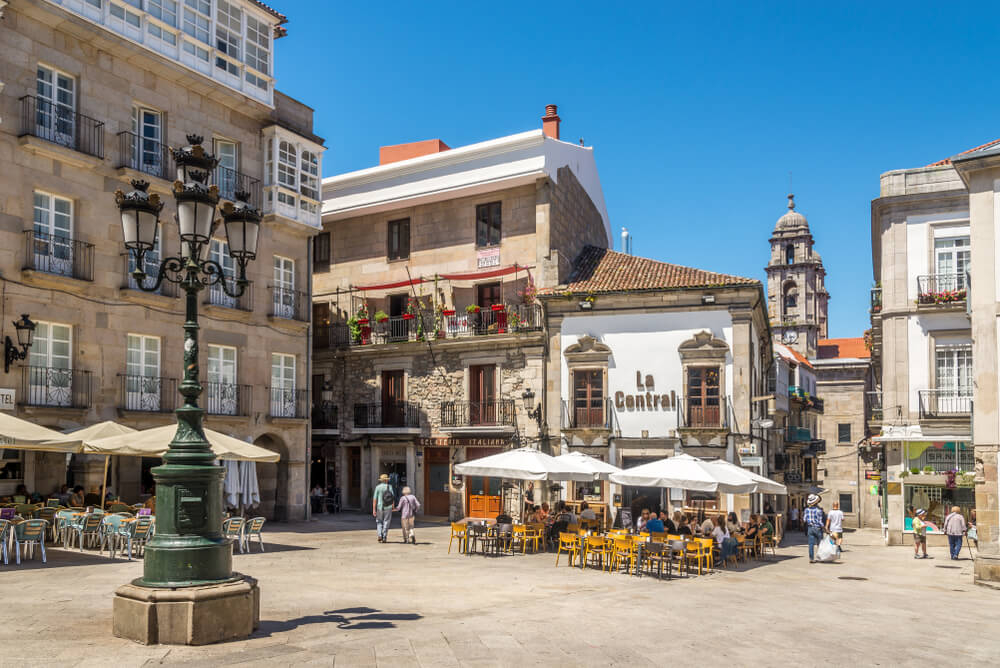 Pittoresker Platz mit menschen in der Altstadt von Vigo, Galicien