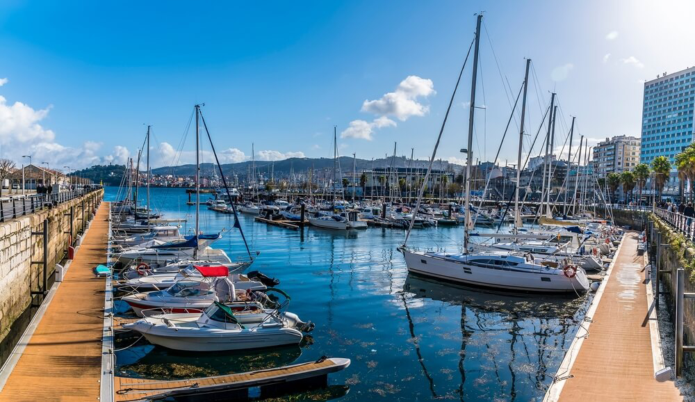 Segelschiffe im Yachthafen der Stadt Vigo, Galicien