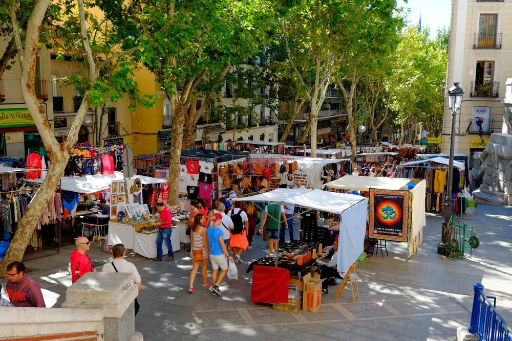 Shopping in Madrid: der wöchentliche Flohmarkt El Rastro.