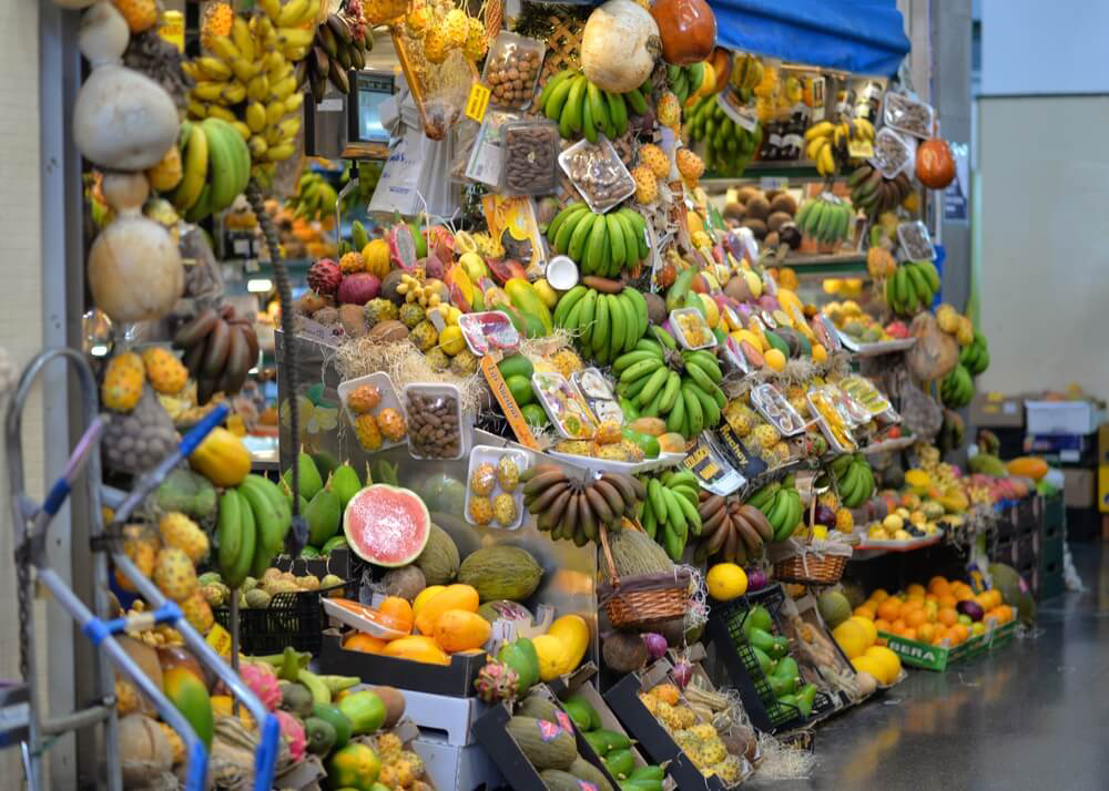 Marktstand auf den Kanaren mit vielen exotischen Früchten