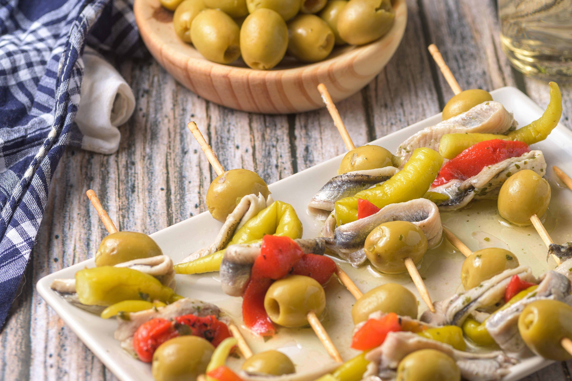 Spanische Gerichte: Pintxos mit Oliven auf einem Tablett