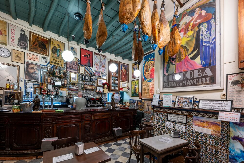 Typische spanische Tapas-Bar mit Schinken und vielen Bildern an den Wänden