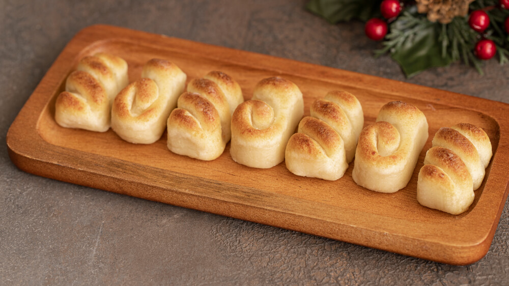 Mazapán: A wooden tray with a row of shaped marzipan treats
