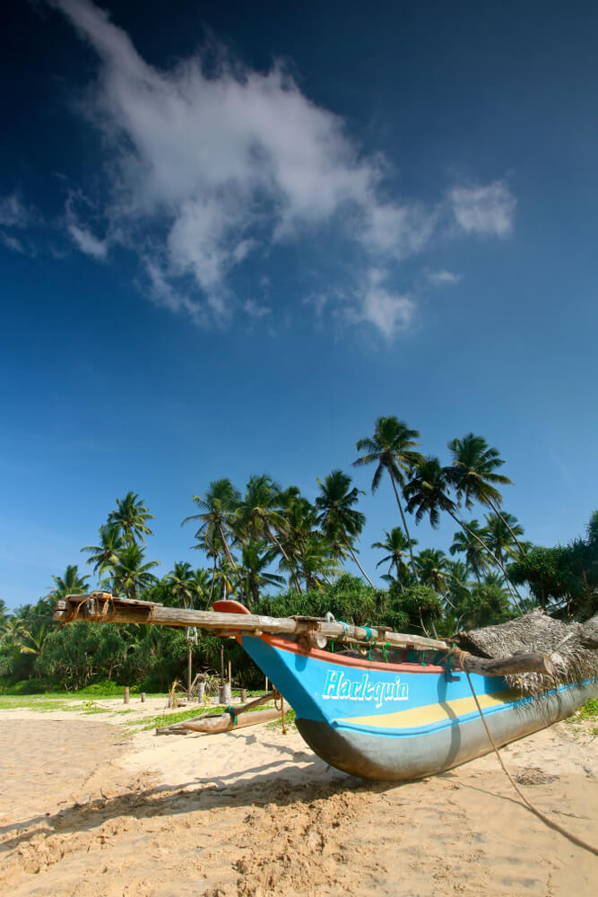 Fischerboot am Strand von Bentota in Sri Lanka.