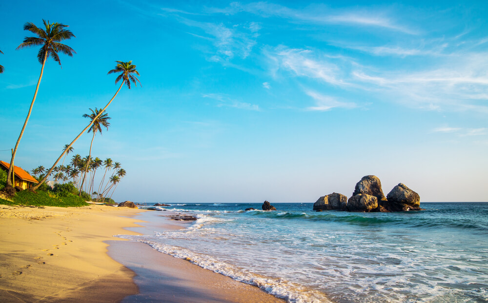 Der Strand von Hikkaduwa um Südwesten von Sri Lanka.