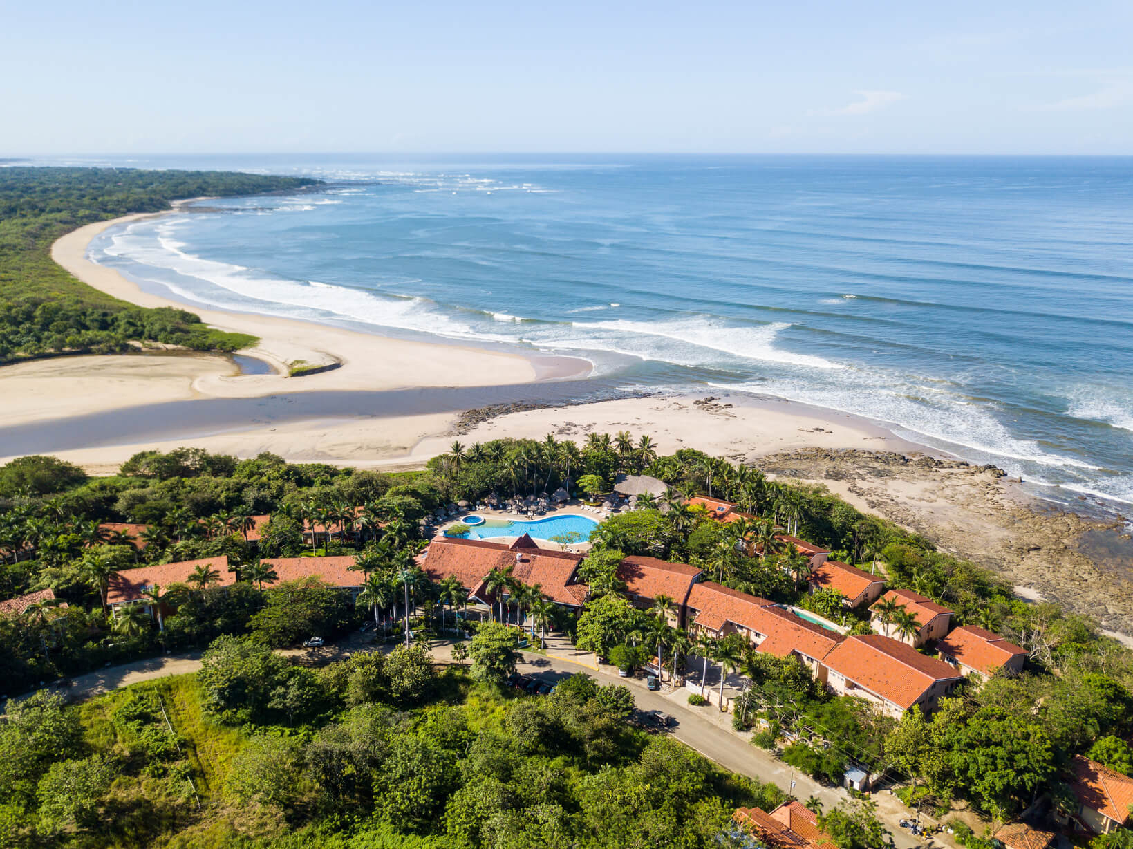 Hotelkomplex der Gruppe Barceló an der Flussmündung von Tamarindo, Costa Rica.