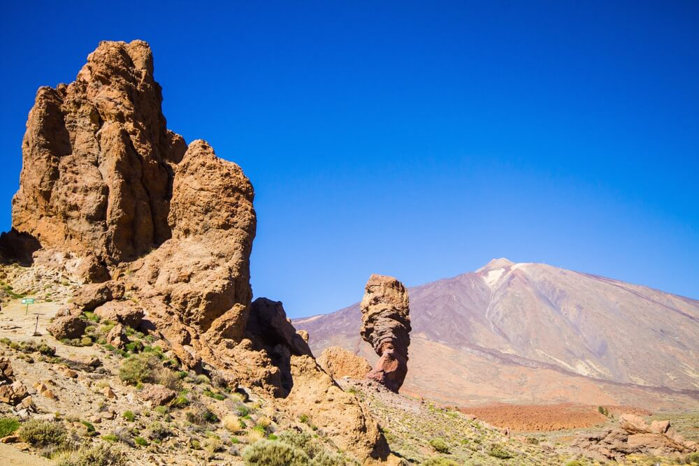 Die Roques de García auf Teneriffa mit dem Teide im Hintergrund.