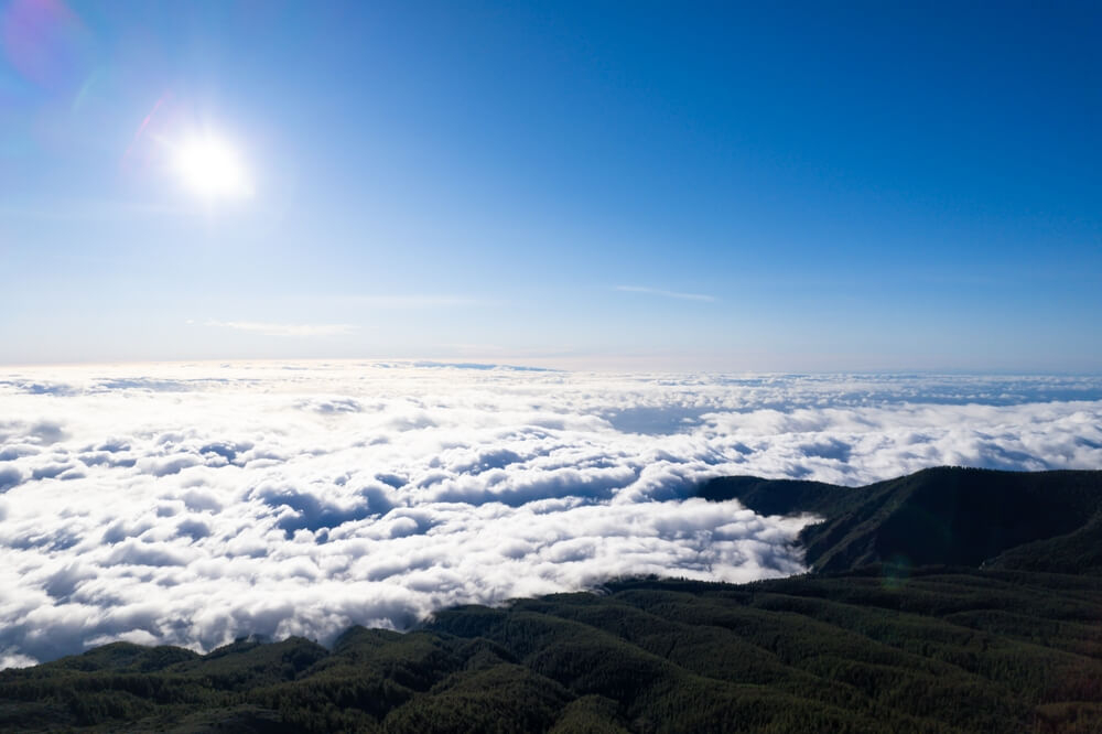 Tiefliegende Wolkendecke im Teide Nationalpark.