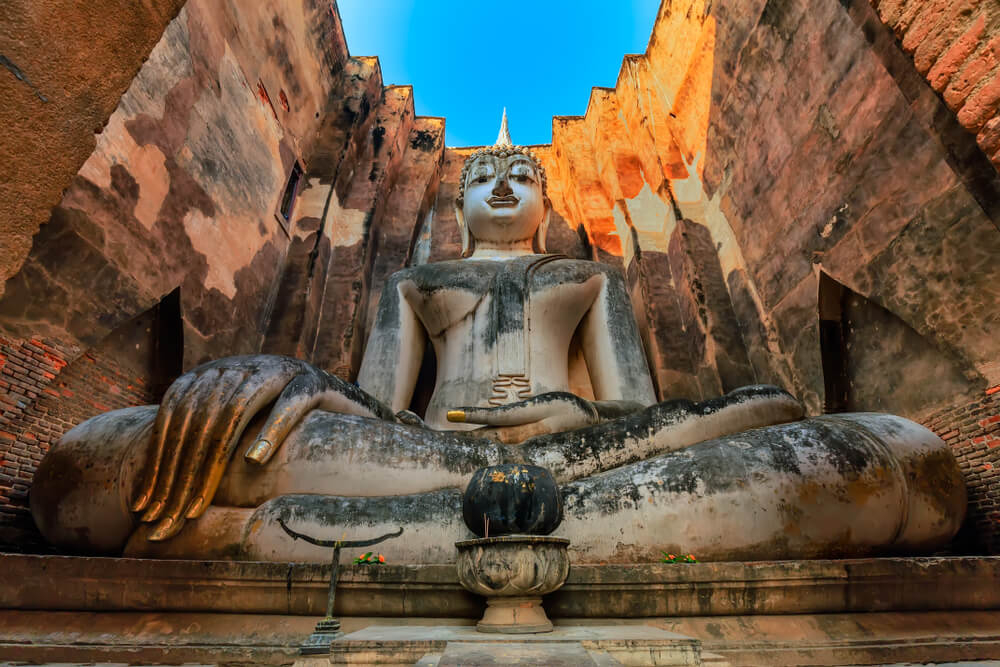 Große Buddhastatue im Tempel Wat Si Chum im Geschichtspark Sukhothai in Thailand.