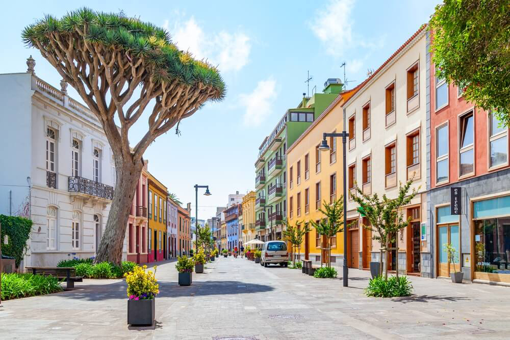 Teneriffa schönste Orte: Straße mit bunten Häuserfassaden in San Cristóbal de La Laguna.