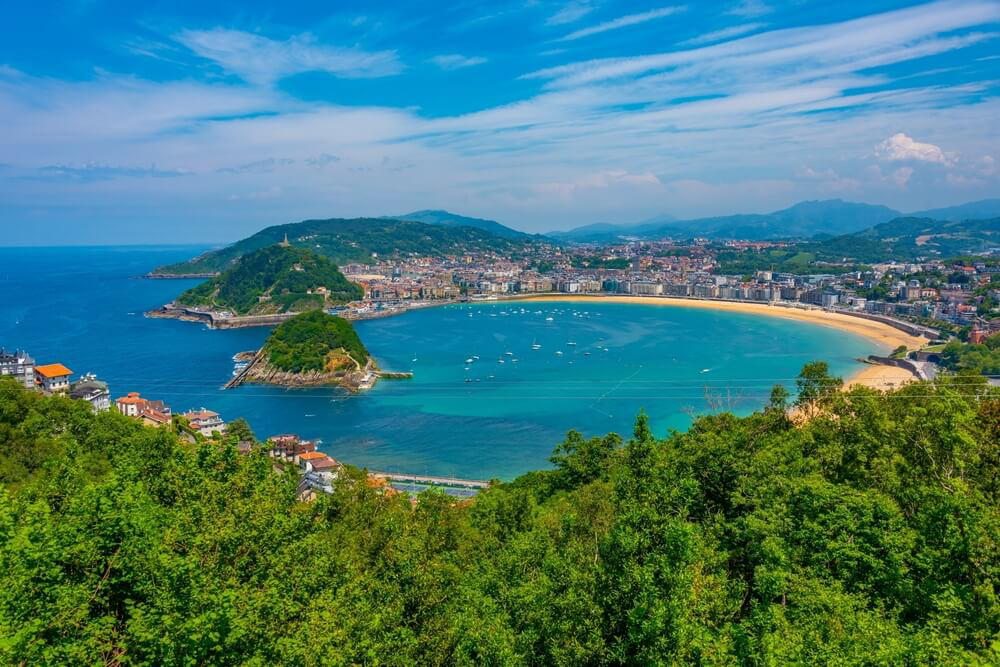 Monte Igueldo: Views across a green bay with golden sand and turquoise water