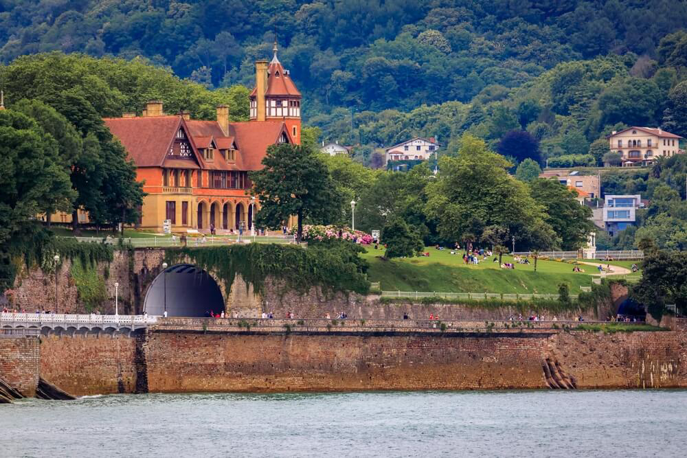 Palacio Miramar: An old ornate house on a hill overlooking the water