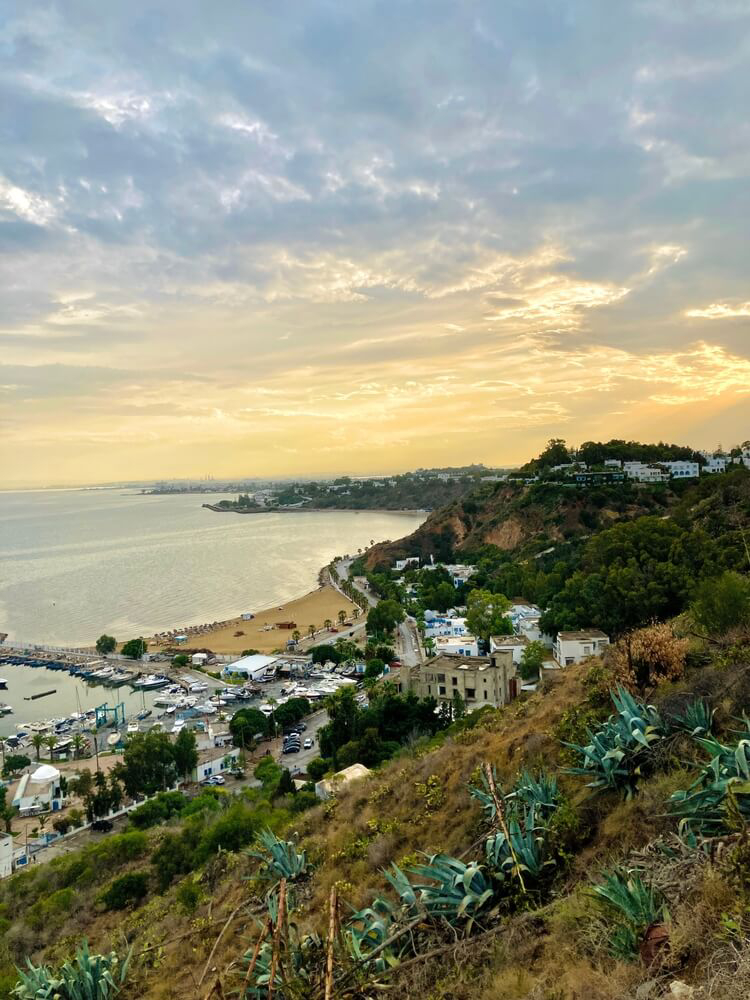 Der Strand von Sidi Bou Said in Tunesien von einem Hügel aus gesehen.