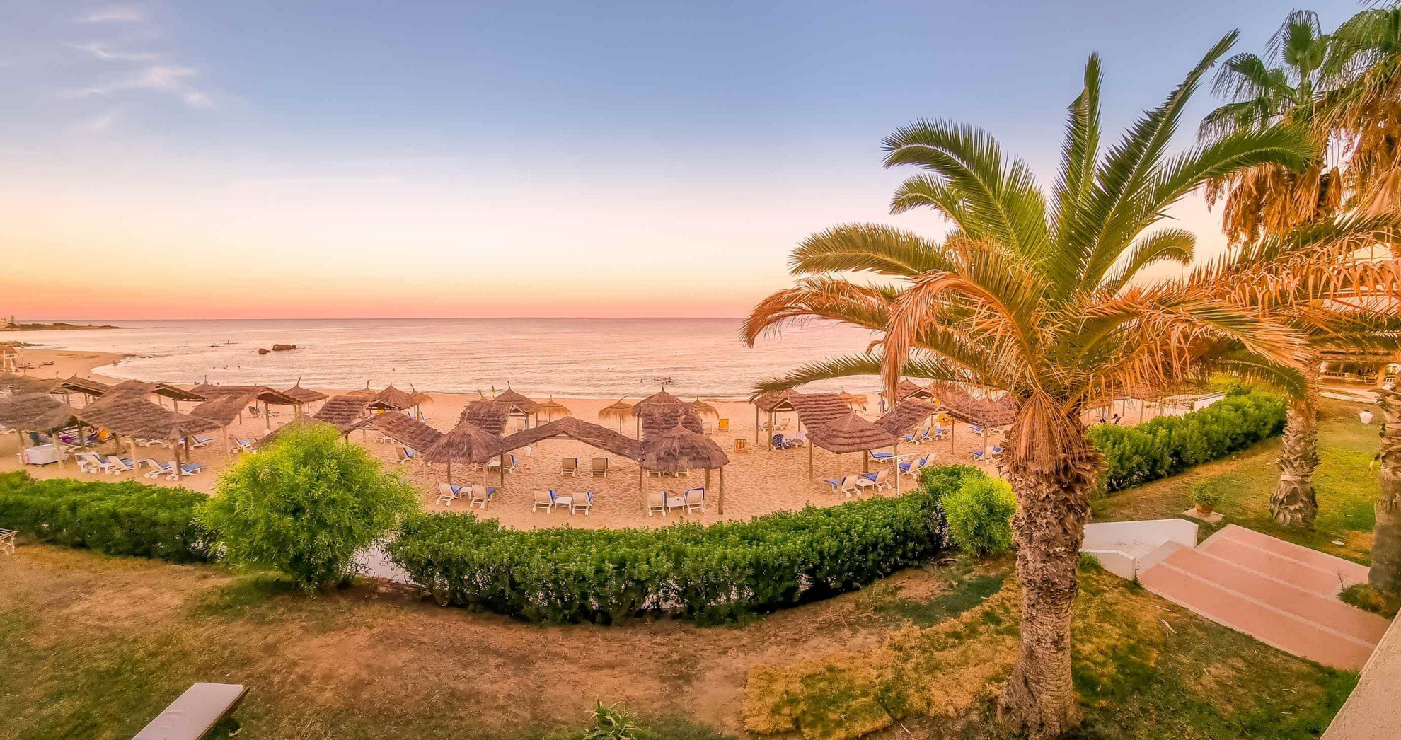 Tunesien schönste Strände: Liegestühle und Sonnenschirme in Hammamet.