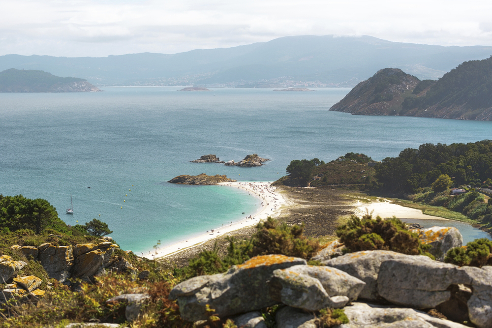 Luftaufnahme eines Strandes auf den Cíes-Inseln, Galicien, Spanien.