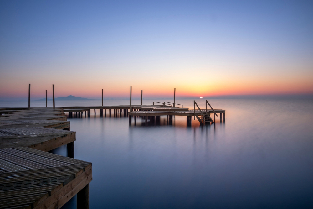 Urlaub in Spanien am Meer: Sonnenaufgang über dem Mar Menor, Murcia.