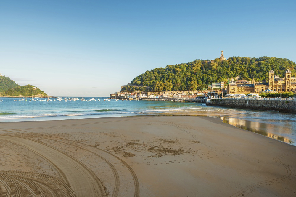 Playa de la Concha und Monte Igueldo in San Sebastián, Baskenland.