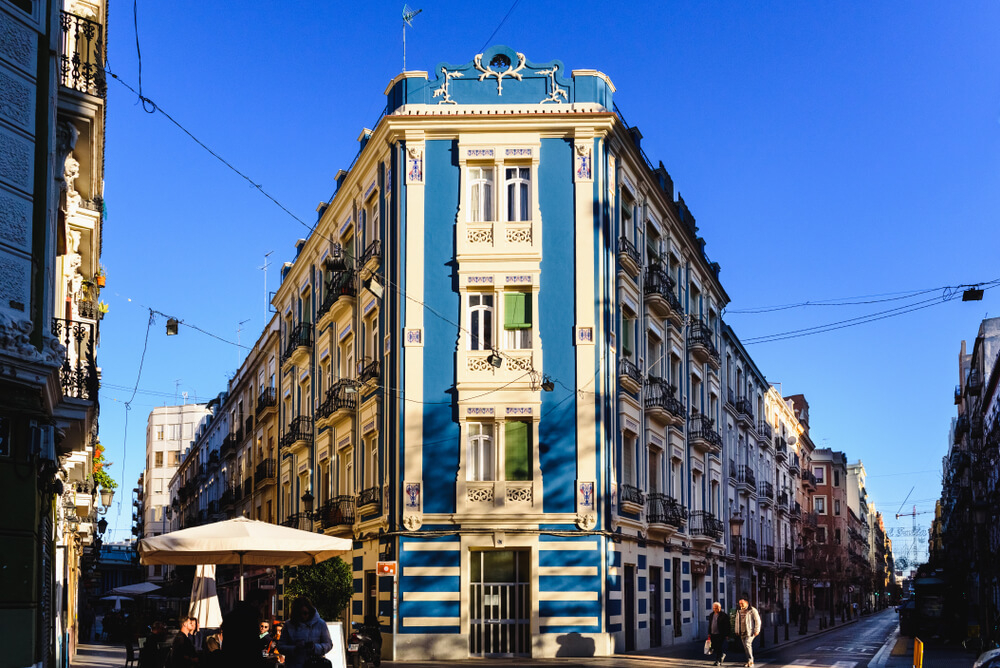 Häuserfassaden im Stadtviertel Ruzafa in Valencia, Spanien.