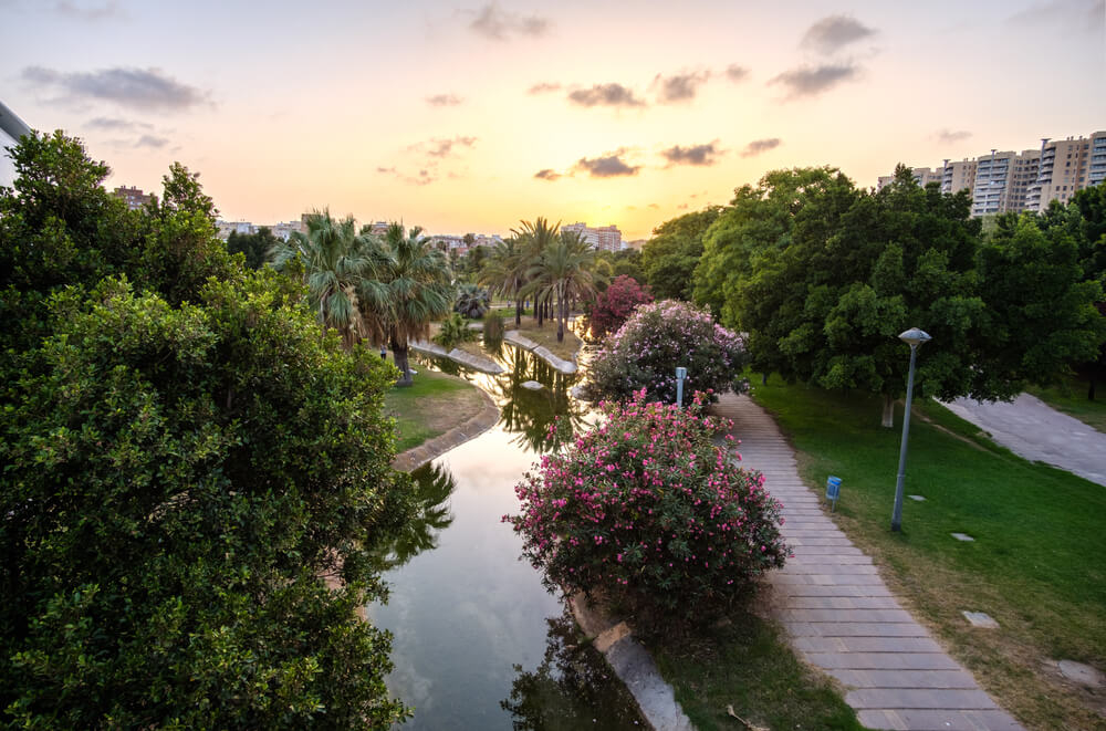 Der Jardí del Túria (Garten des Turia) in Valencia in der Dämmerung. 