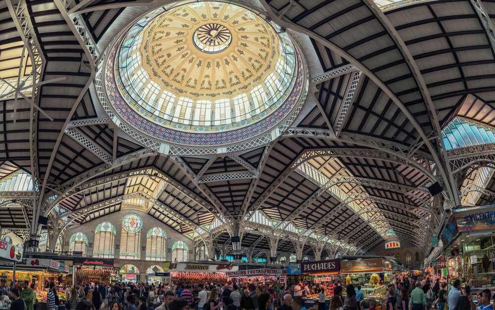 Valencia Sehenswürdigkeiten: Blick von unten auf die zentrale Kuppel des Mercat Central.