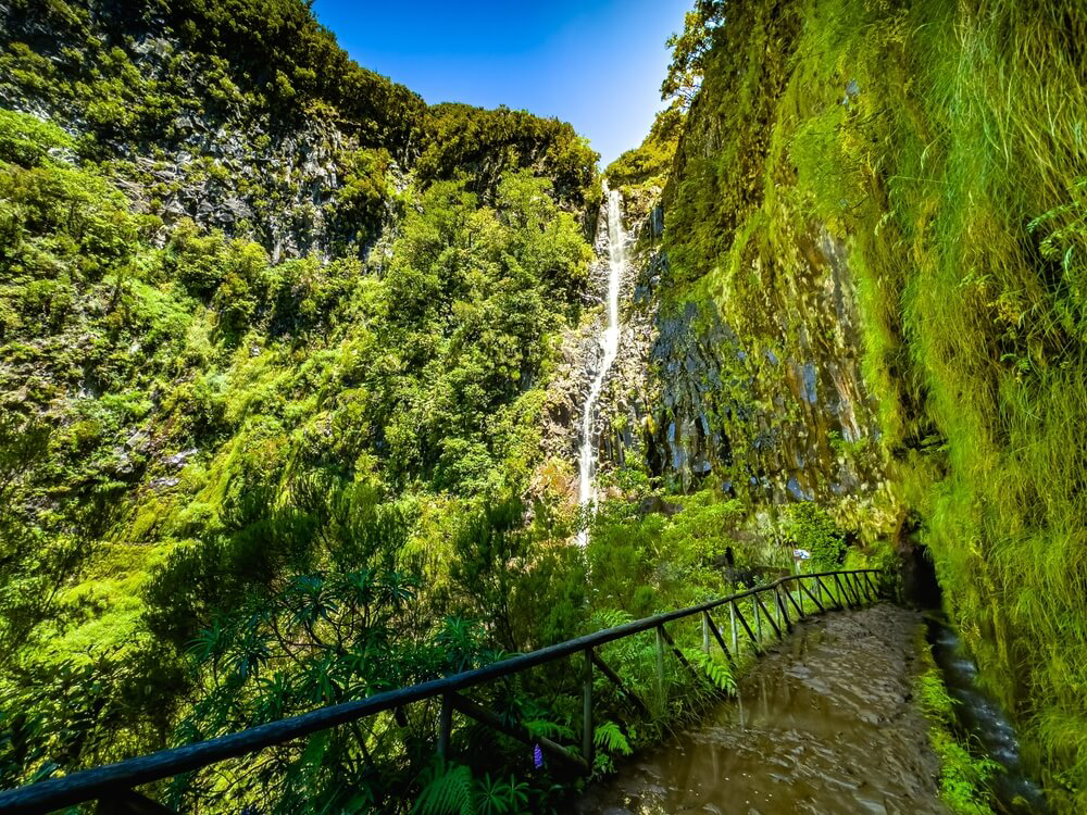Wasserfall am Endpunkt des Wanderweges Levada das 25 Fontes auf Madeira