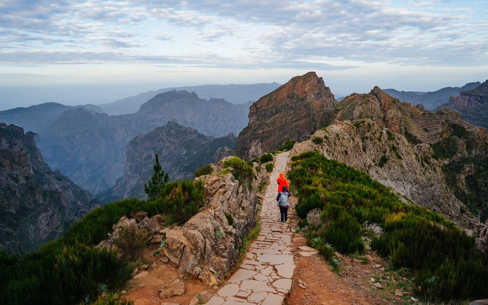 Wandern auf Madeira: zwei Wanderer auf der Vereda do Areeiro