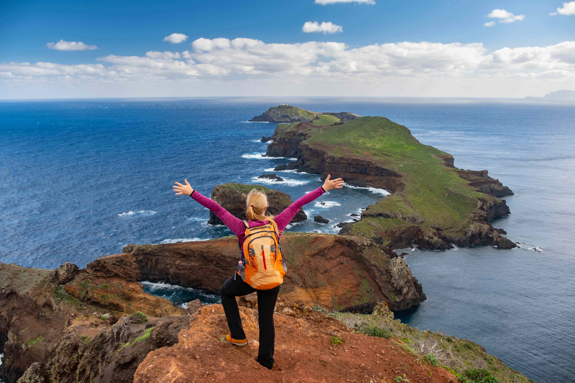 Wandern auf Madeira: eine Wanderin an der Ponta de São Lourenço