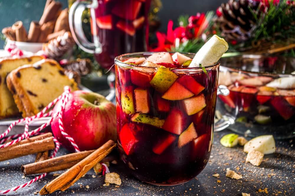 Weihnachten in der Karibik: Glas Punsch mit Apfel- und Birnenstücken, Zimtstangen und Rührkuchen