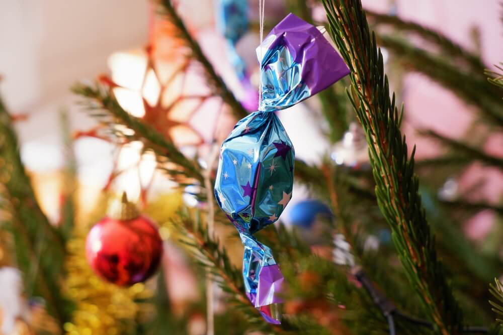 Ungarische Szaloncukor an einem Weihnachtsbaum aufgehängt.