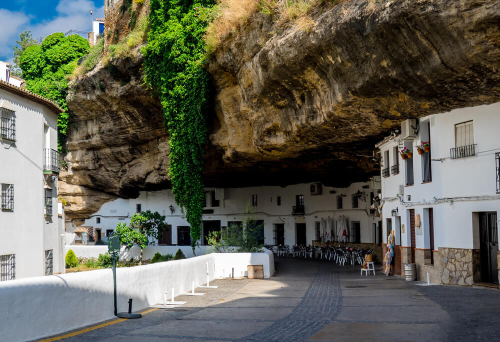 Weiße Dörfer Andalusien: Häuser unter Felsen in Setenil de las Bodegas. 