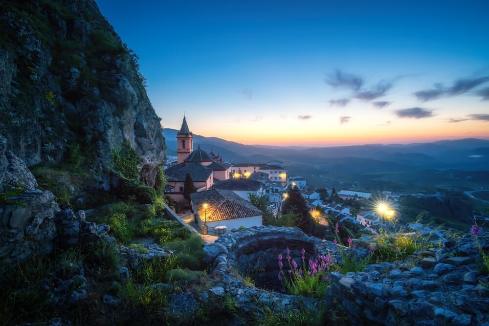 Das Dorf Zahara de la Sierra bei nächtlicher Beleuchtung.