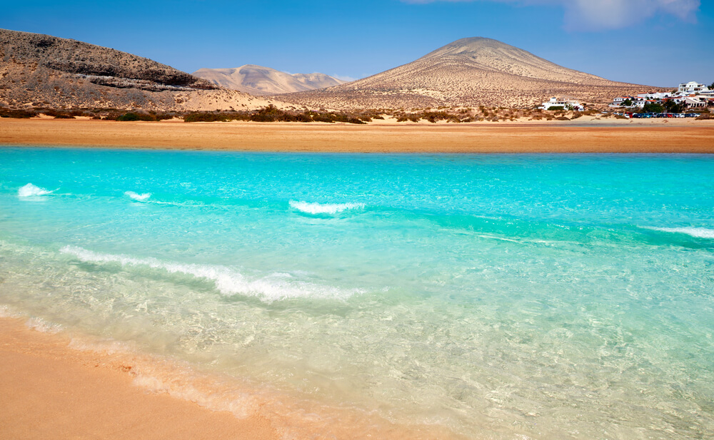 Which Canary Island is the best: turquoise waters, golden sand and rugged hills in Fuerteventura