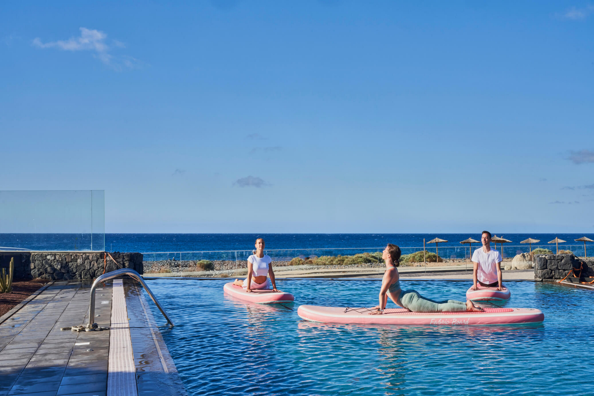 Yoga im Urlaub: SUP-Yoga in einem Hotel-Swimmingpool
