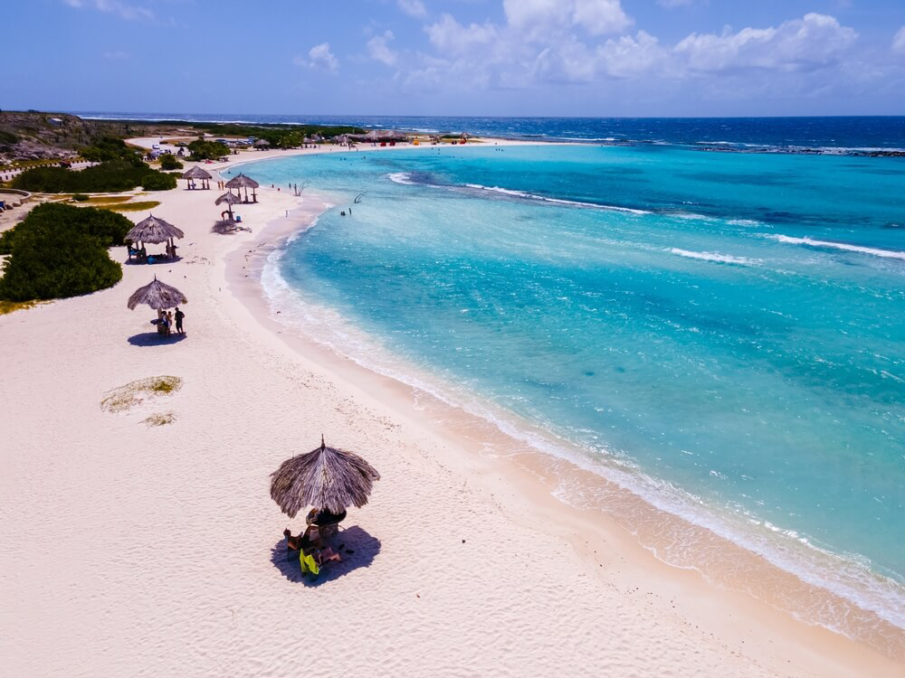 Aruba schönste Strände: Sonnenschirme am Baby Beach.