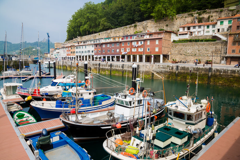 Der Hafen von Santa Clara in Donostia (Baskenland) mit kleinen Fischerbooten.