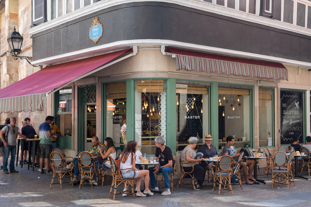 Restaurantterrasse in der Altstadt von Bilbao, Baskenland.
