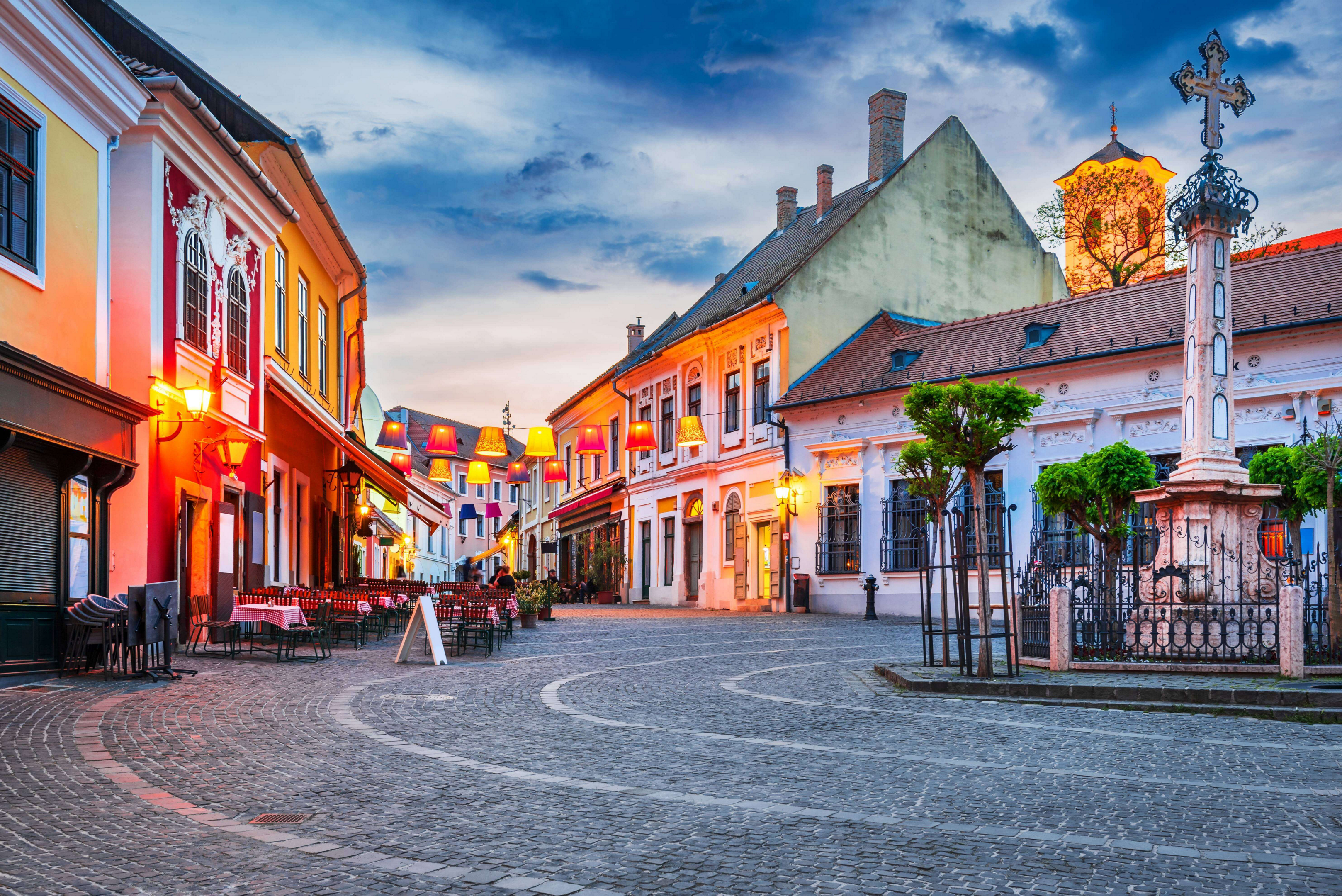 Die Altstadt von Szentendre in der Umgebung von Budapest in der Dämmerung.