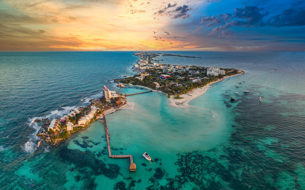 Cancún Sehenswürdigkeiten: das Eiland Isla Mujeres aus der Vogelperspektive.
