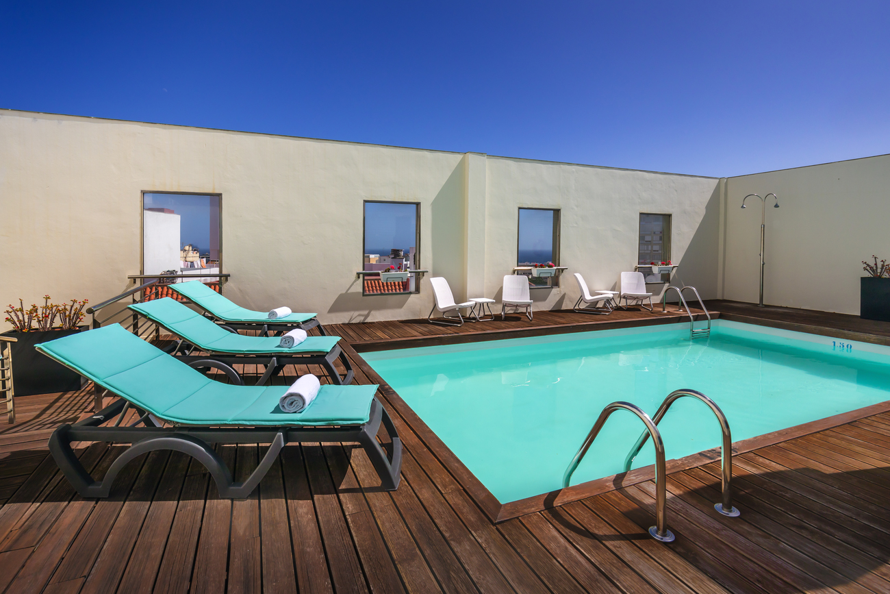 Occidental Santa Cruz Contemporaneo: The pool and loungers