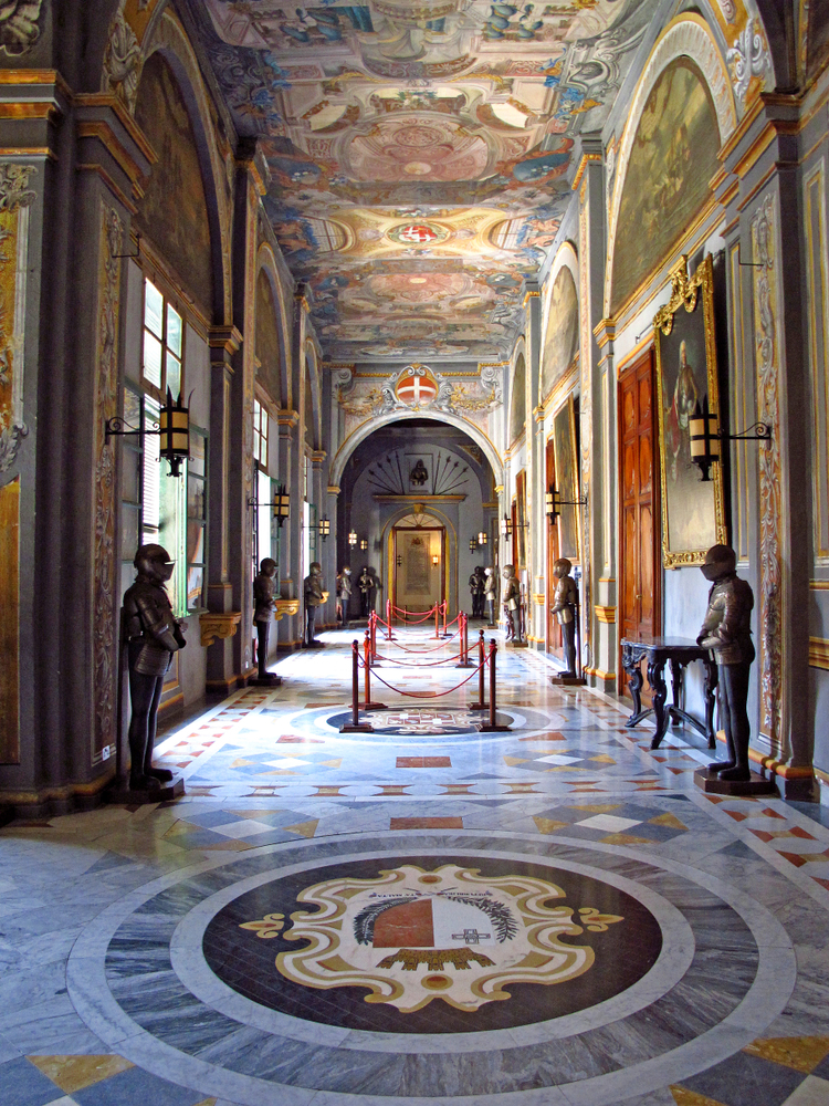 Reich verzierter Saal im Großmeisterpalast von Valletta, Malta.