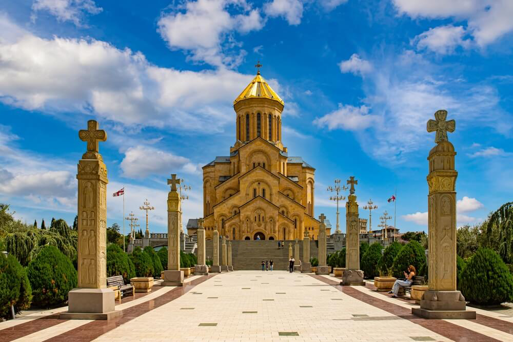 Blick auf die Frontfassade der Sameba-Kathedrale in Tiflis, Georgien.