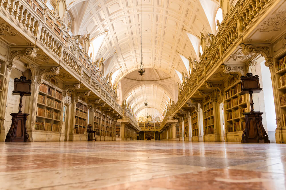 Die schönsten Bibliotheken der Welt: Bücherregale im Rokoko-Stil in der Palastbibliothek von Mafra.